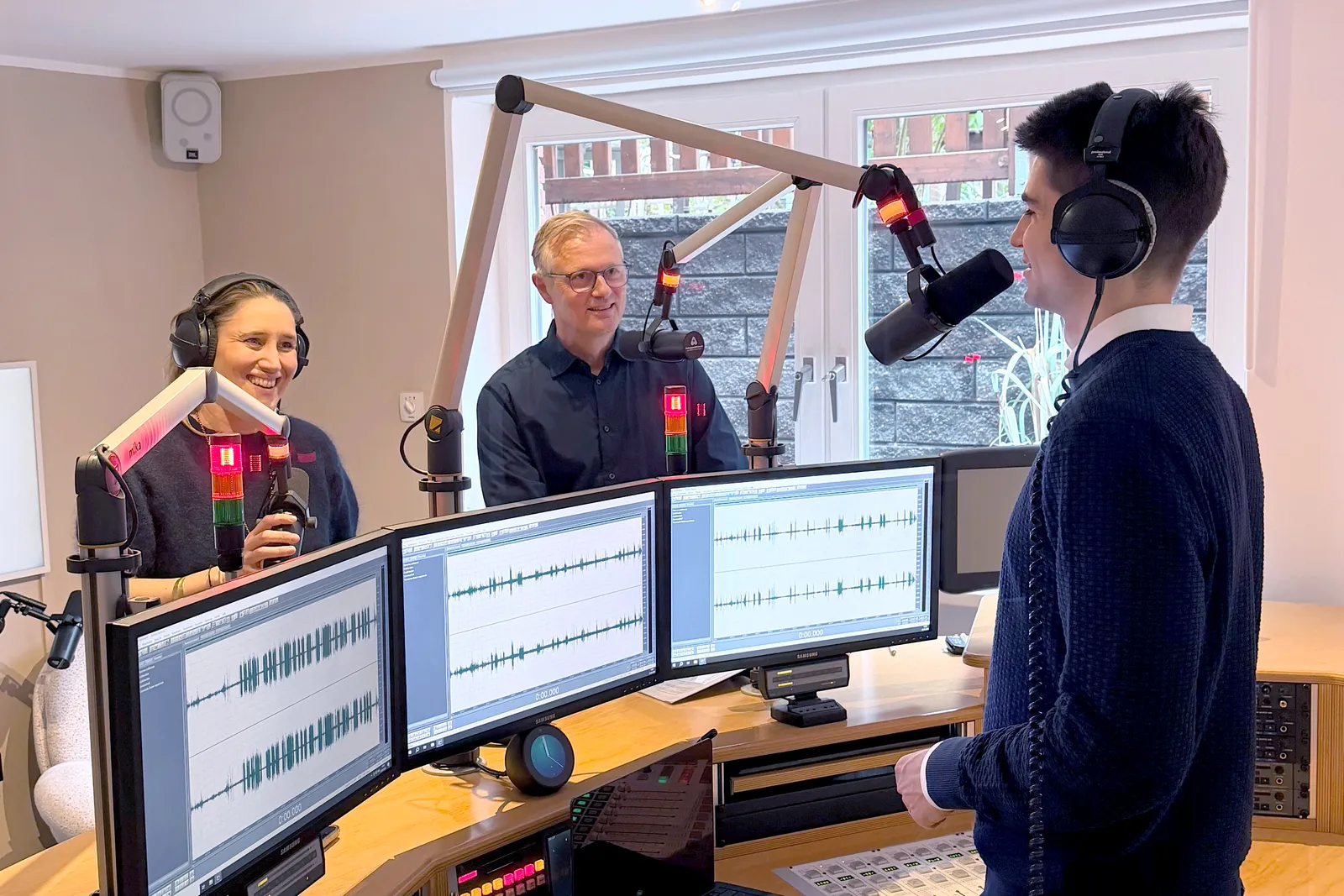Dominik John talking with hosts Svea Eckert and Dr. Torsten Fischer at the microphones in the radio studio of P.M. Schneller schlau / Hereon Academy